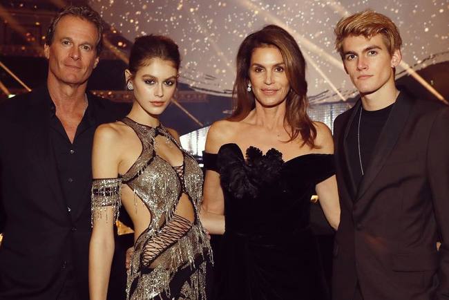 Синди Кроуфорд со своей семьей. Фото: instagram.com/cindycrawford