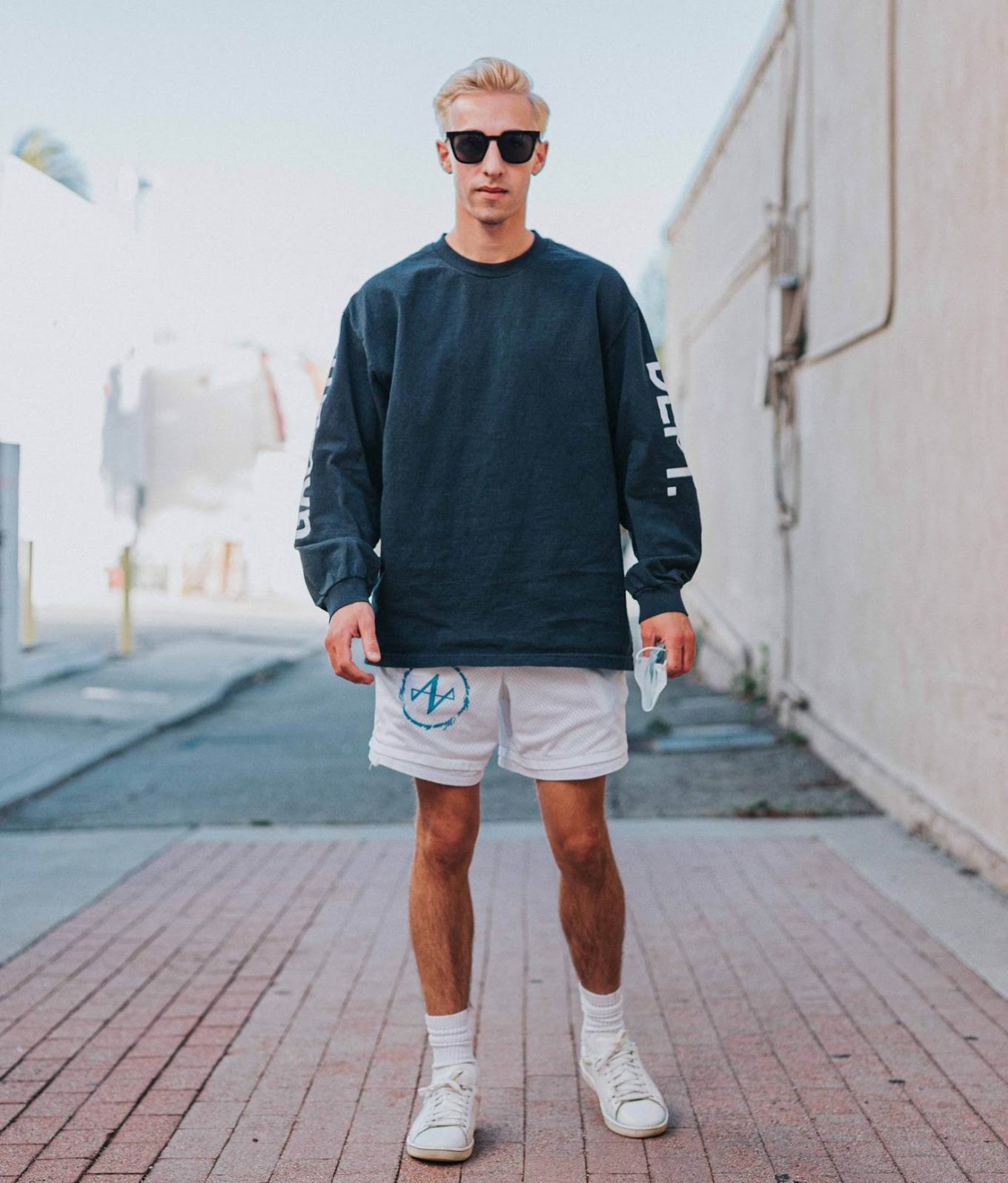 С чем носить мужские кеды