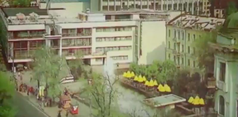 На месте нынешнего офиса ранее находился фонтан, столь любимый киевлянами