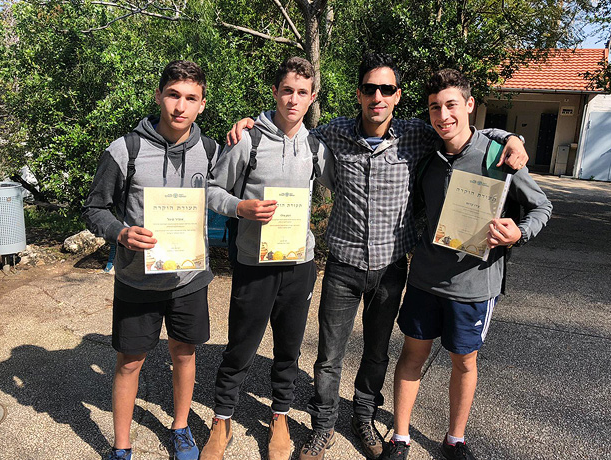 Школьники, нашедшие монету, с сертификатами благодарности от Управления древностей Израиля