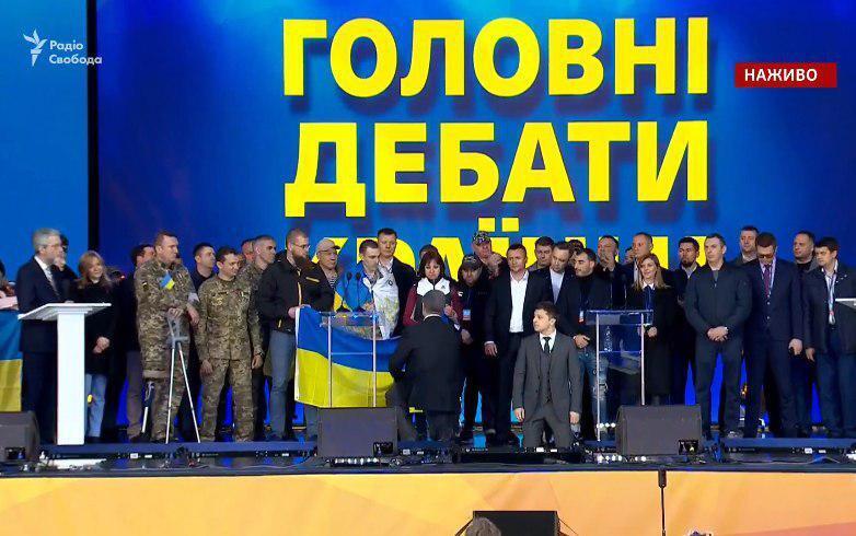 Зеленский и Порошенко встали на колени на дебатах