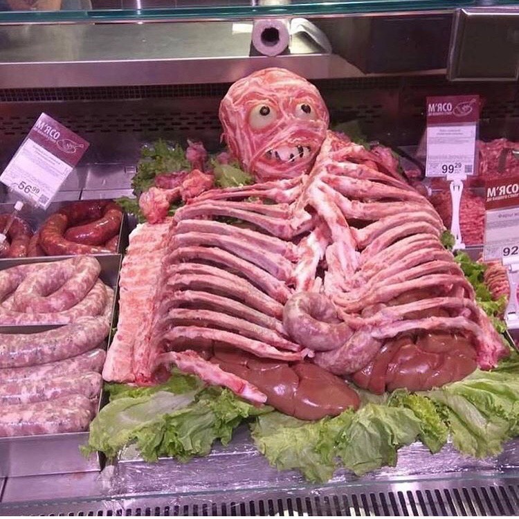 Мясной отдел супермаркета развлекается в преддверии Хеллоуина