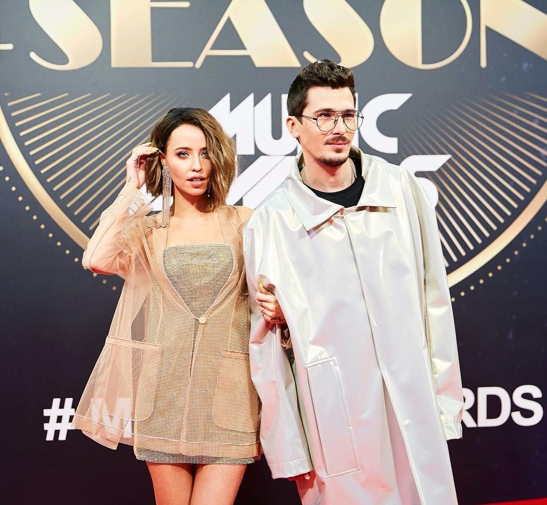 Надя дополнила наряд модной серьгой