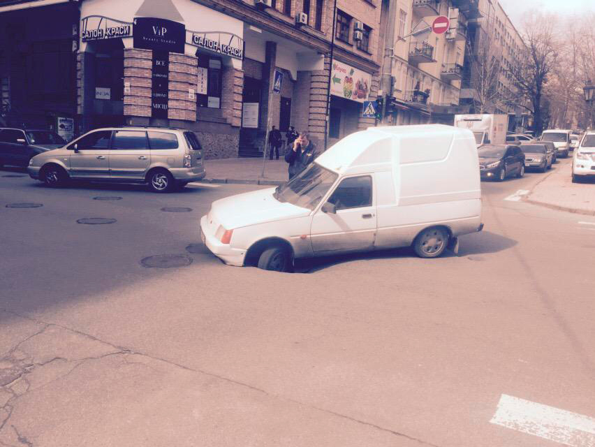 В центре Киева под автомобилем провалился асфальт (ФОТО)
