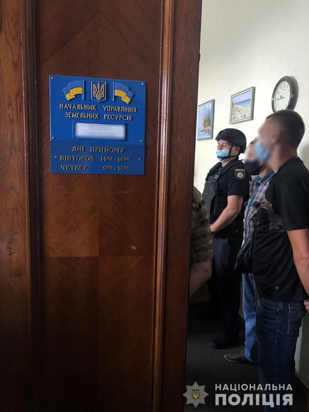 Полиция проводит обыски мэрии Николаева