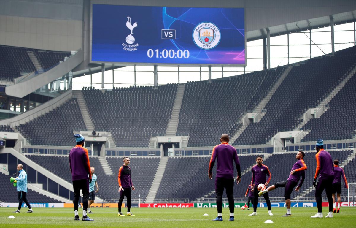 Игроки Ман Сити на тренировке перед игрой с Тоттенхэмом на новой арене Tottenham Hottspur Stadium / REUTERS