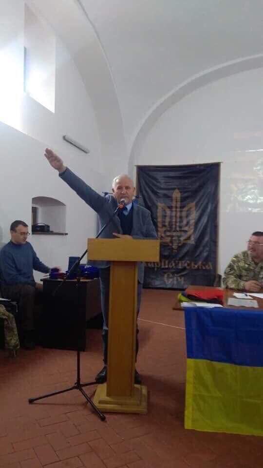 Эдуард Долинский изобразил характерный жест