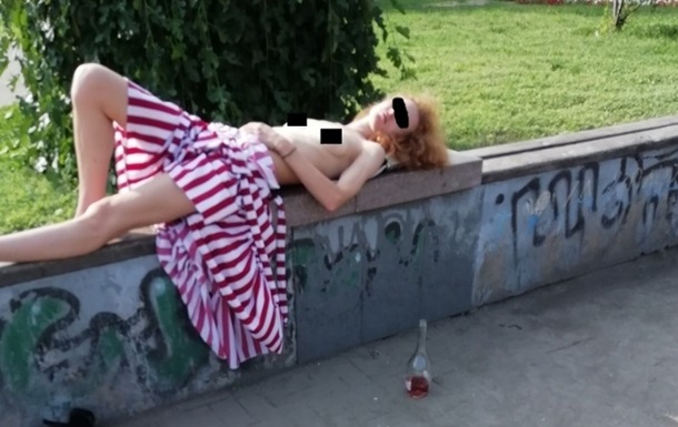 Полуобнаженная девушка уснула на парапете