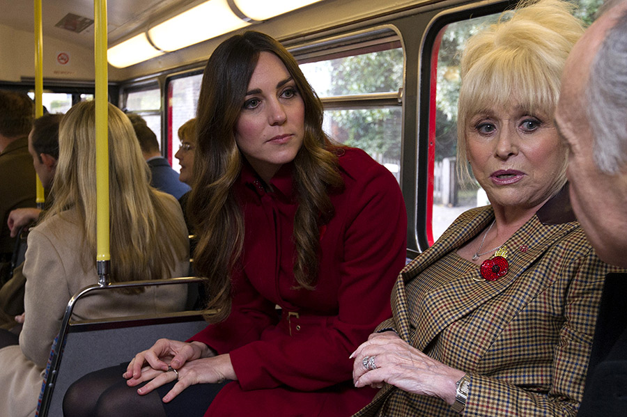 Кейт Миддлтон в автобусе