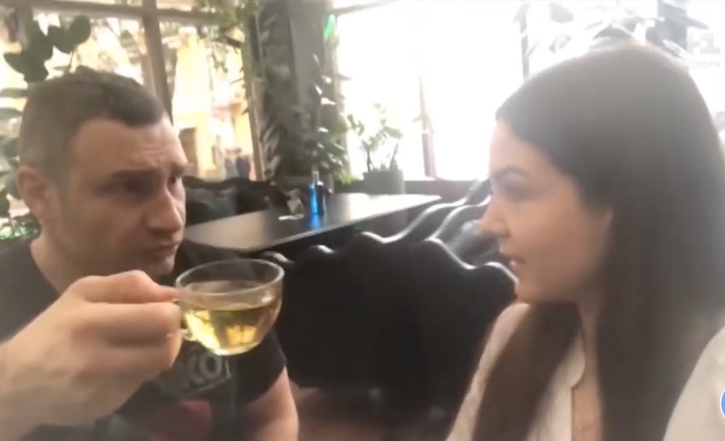 Виталий Кличко угрожает вылить журналистке на голову горячий чай