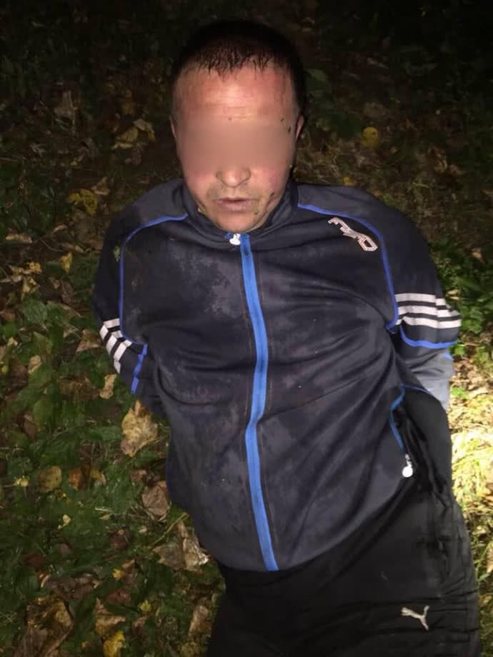 Патрульные заметили мужчину из-за перчаток