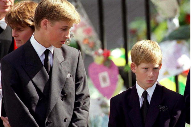 Принц Уильям и принц Гарри на похоронах Леди Дианы