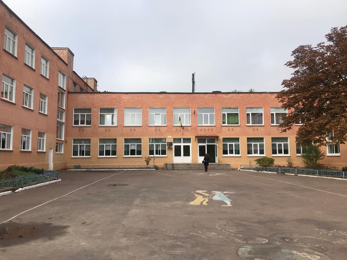 В черниговской школе №21 неизвестные распылили газ