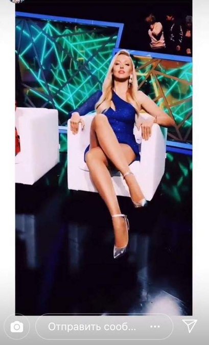 Оля Полякова показала длинные ноги в мини платье