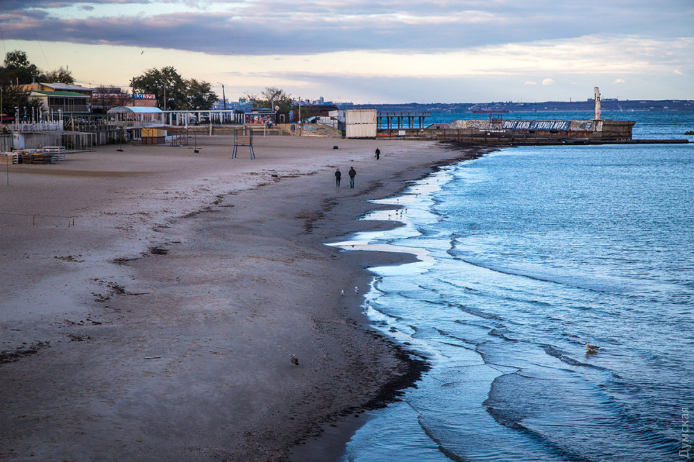 В Одессе море отступило от берега
