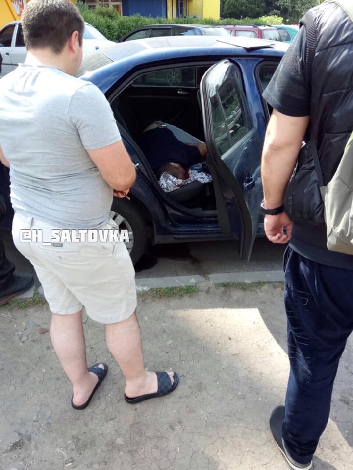 В Харькове на оживленном перекрестке в авто обнаружили труп