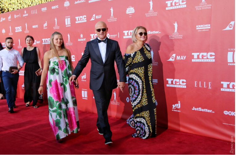 Геннадий Труханов с дочерью Алисой и Татьяной Колтуновой