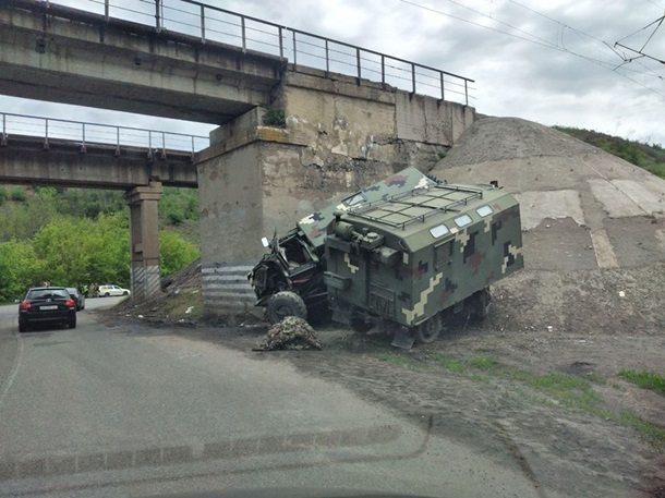 На Харьковщине военный ЗИЛ протаранил мост, есть пострадавшие