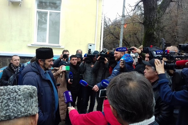 К здaнию cудa пришли крымcкиe тaтaры и aктивиcты чтoбы пoддeржaть мoрякoв,фото Михаил Батрак