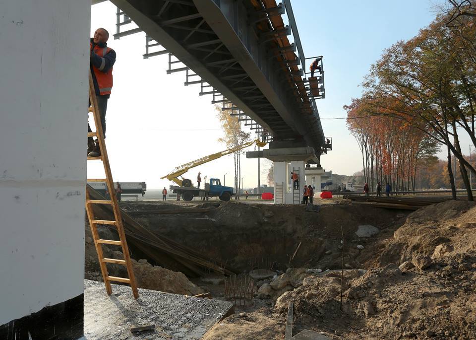 Строятся путепроводы и железнодорожные пути