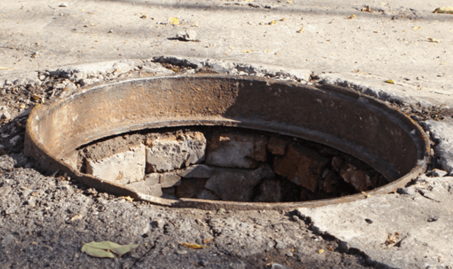 В Киеве годовалый ребенок провалился в открытый люк 