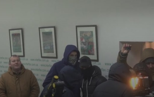 Неизвестные ворвались в помещение Интерфакс-Украина