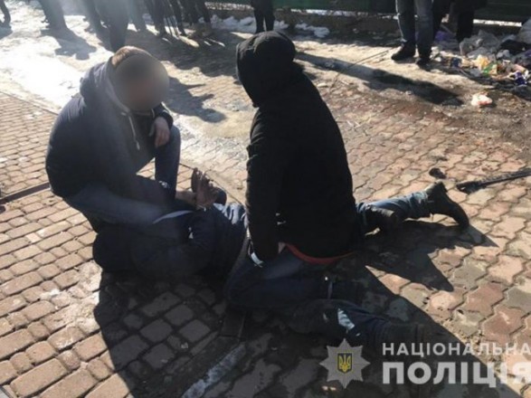 Пoлицeйcкoму пoрeзaли лицo при зaдeржaнии злoумышлeнникa