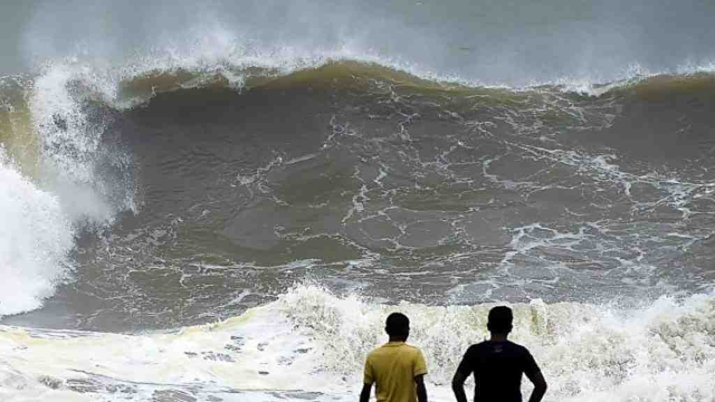 На восточное побережье Индии надвигается шторм