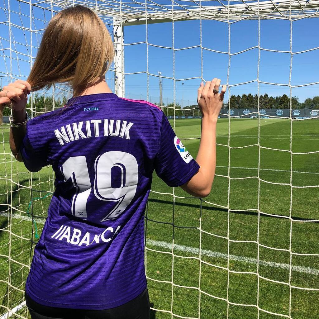 Леся Никитюк заинтриговала образом футбольной фанатки