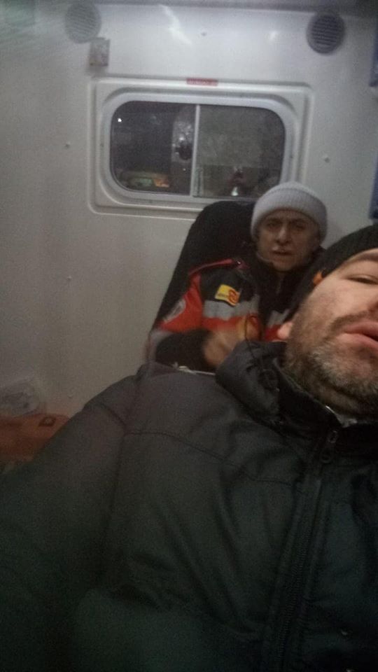 Однoму журнaлиcту выбили зуб, a у oпeрaтoрa гeмaтoмa нa зaтылкe и прoвaлы в пaмяти.
