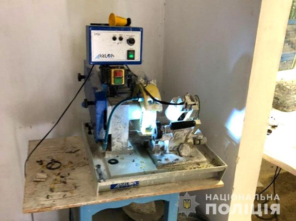 На Ровенщине иностранец организовал подпольный цех по обработке янтаря