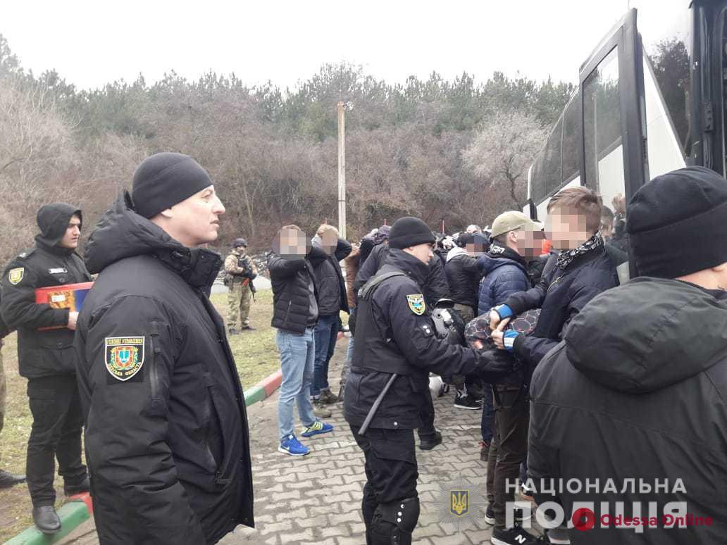 Под Одессой остановили автобусы с вооруженными людьми