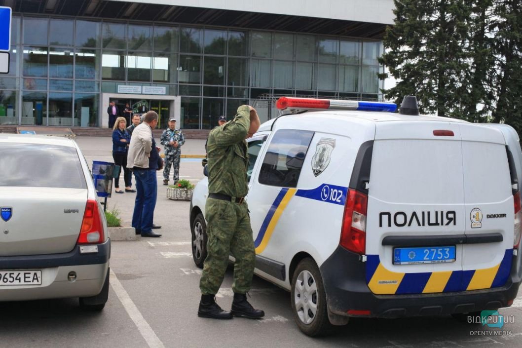 Из аэропорта в Днепре из-за сообщении о минировании эвакуировали людей