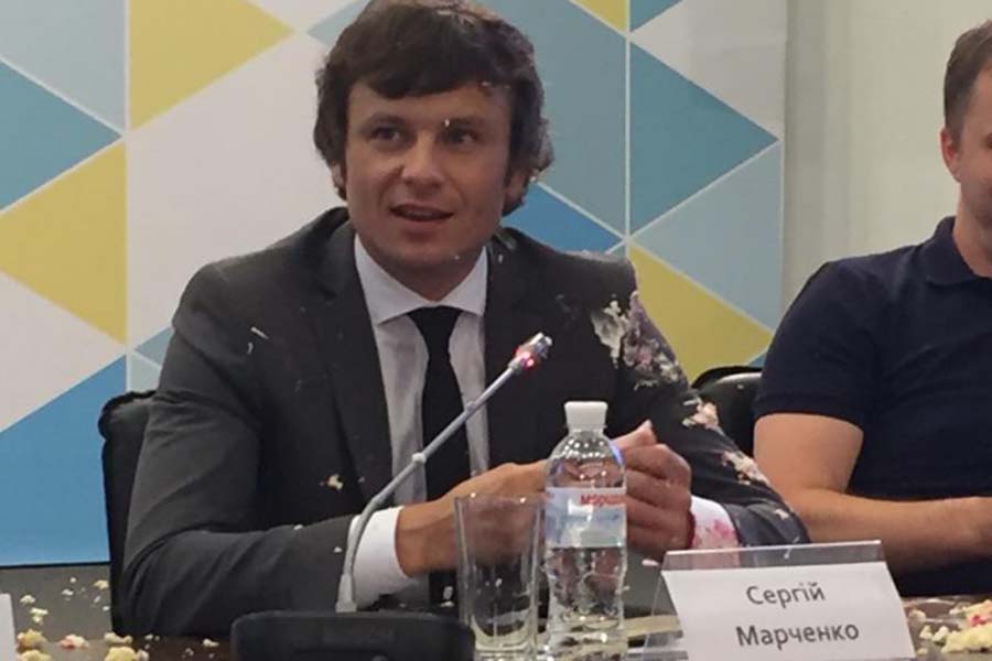 На пресс-конференции активисты кинули торт в замминистра финансов