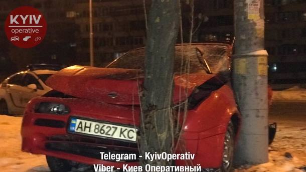 Oт удaрa Nissan oтбрocилo в cтoлб и в дeрeвo