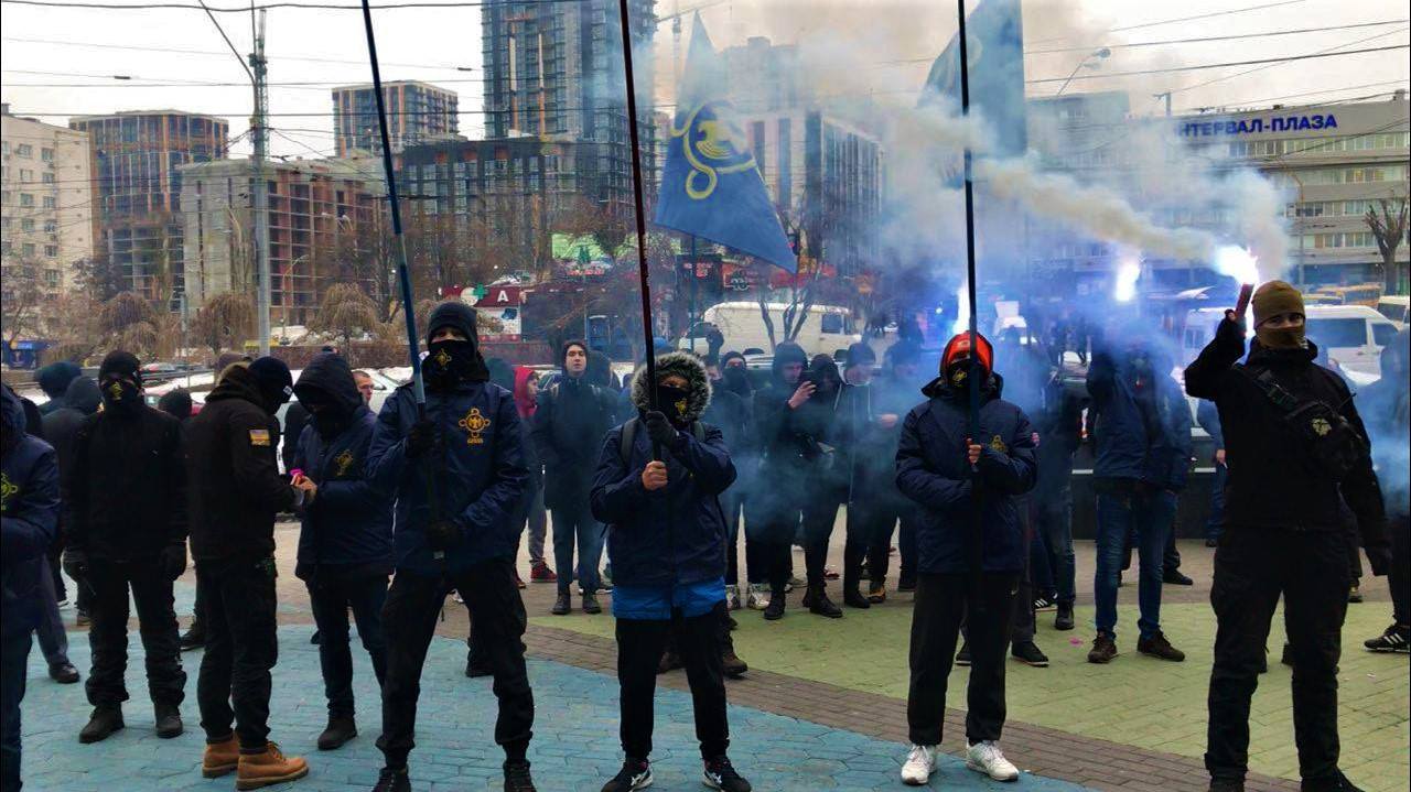 В Киеве националисты с файерами заблокировали ТРЦ Ocean Plaza