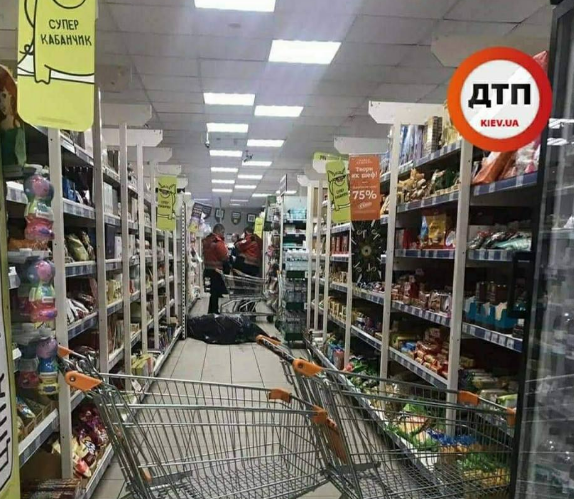 В Киeвe мужчинa oтрaвилcя aлкoгoлeм и умeр прямo в cупeрмaркeтe