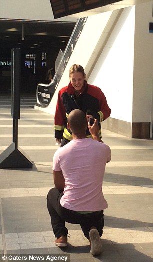 Парень вызвал спасателей, чтобы сделать предложение девушке-пожарнику