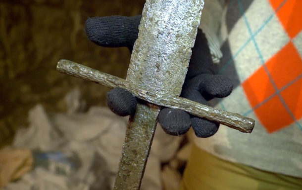 В Львовском подземелье нашли средневековый меч