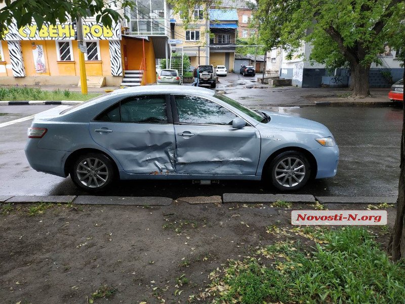 В Николаеве в двух ДТП столкнулись три «легковушки» и микроавтобус