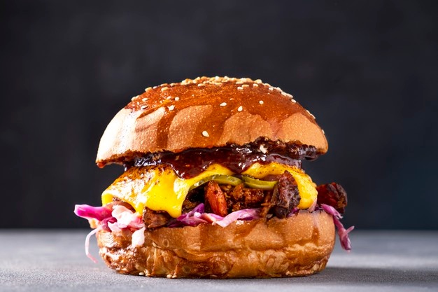Сочный бургер с тушеной свининой и соусом барбекю | Премиум Фото