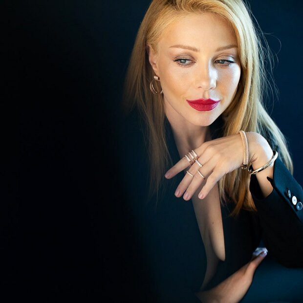 Тина Кароль в строгом наряде