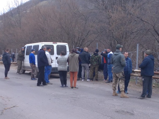 Закарпатцы мешают строительству забора