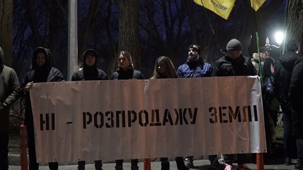 Активисты пришли к дому Зеленского из-за рынка земли