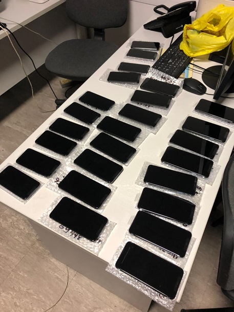 Мужчина пытался провести нелегально новые айфоны 