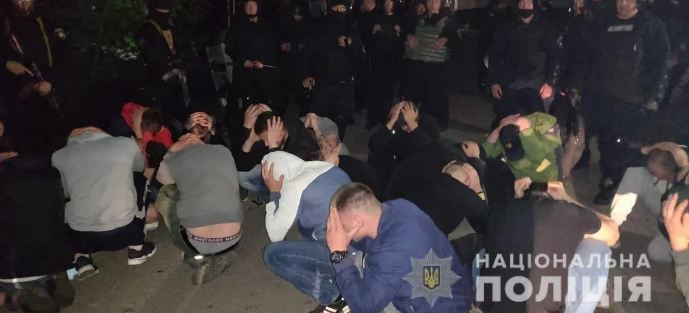 В Виннице полиция задержали около 50 человек при попытке рейдерского захвата консервного завода