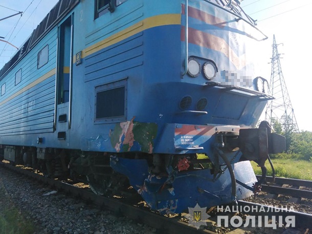 В Запорожской области поезд протаранил легковушку, есть жертвы