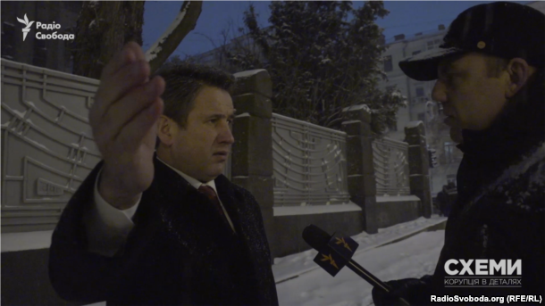 Микола Супрун, чоловік колишньої депутатки Людмили Супрун вдав, що шукає метро, коли побачив камеру