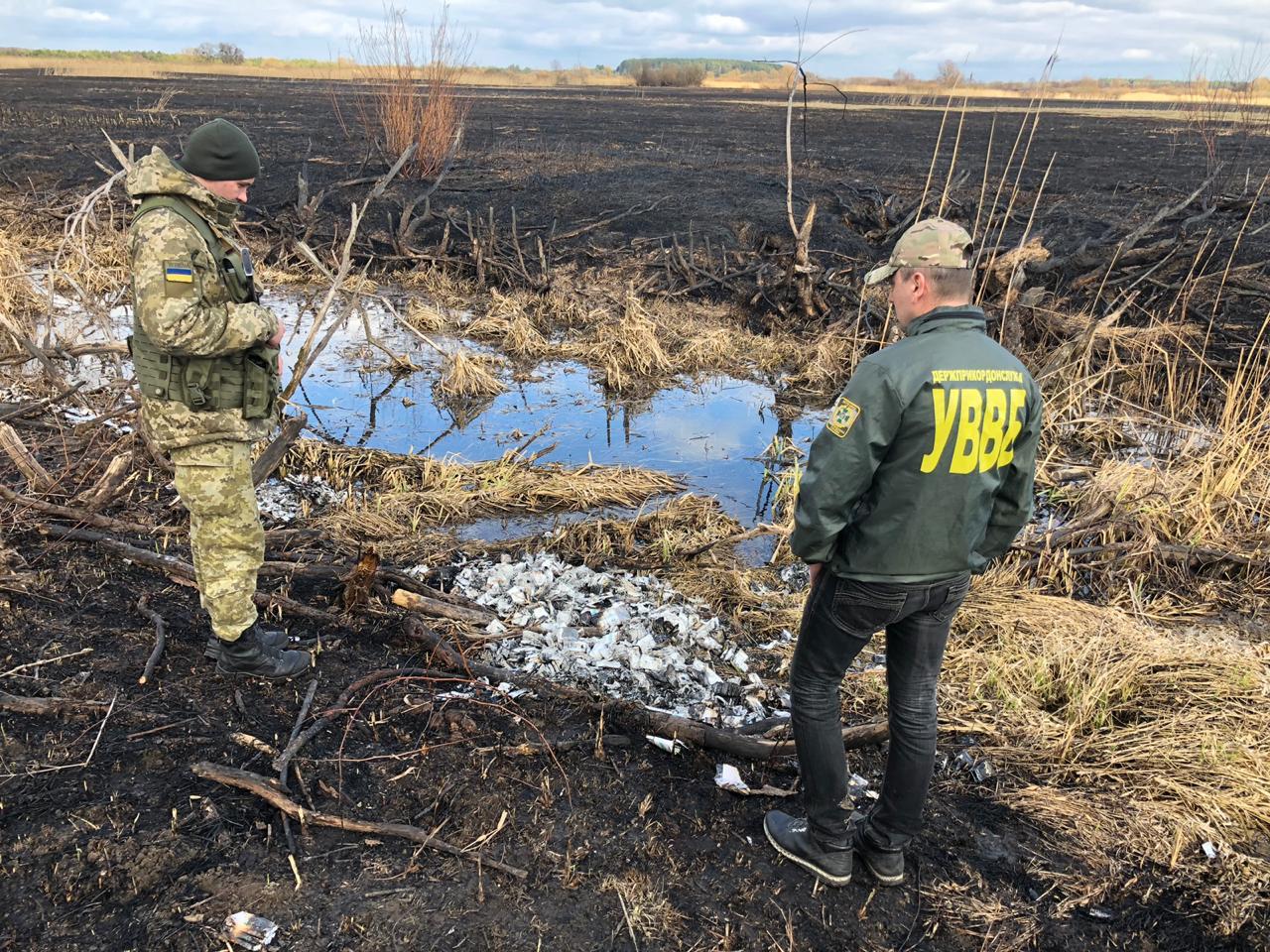 На украинско-польской границе правонарушители сожгли 12 ящиков сигарет 