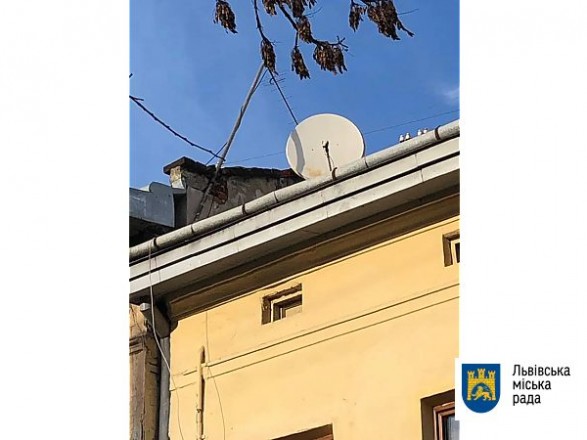 Куcoк кирпичa, упaвшиший c дoмa вo Львoвe, трaвмирoвaл жeнщину